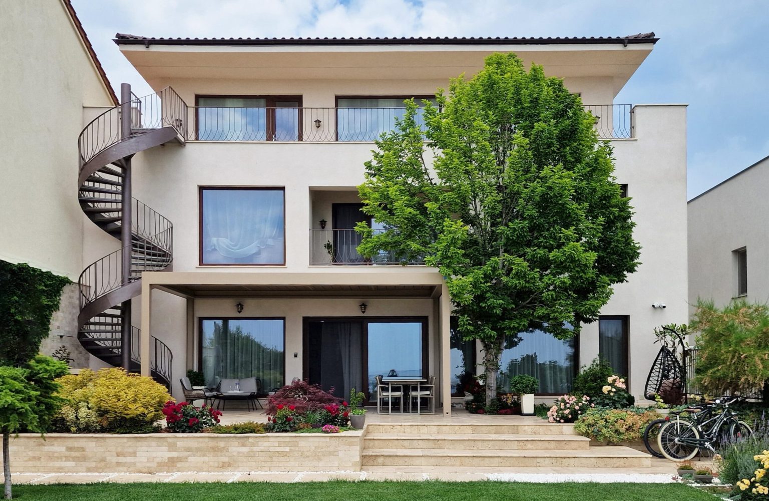 Finalized exterior / Exterior constructie finalizata